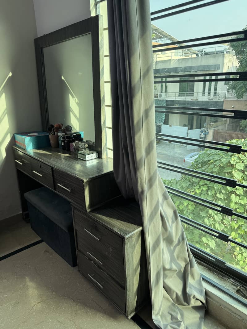 Dressing Table/ Vanity Table With Mirror 2