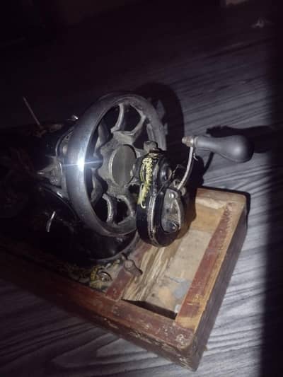 Singer sewing machine Available For Sale Urgent sale