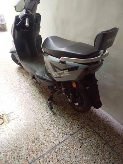 Scooty gen z in lash condi both kam use hoe h