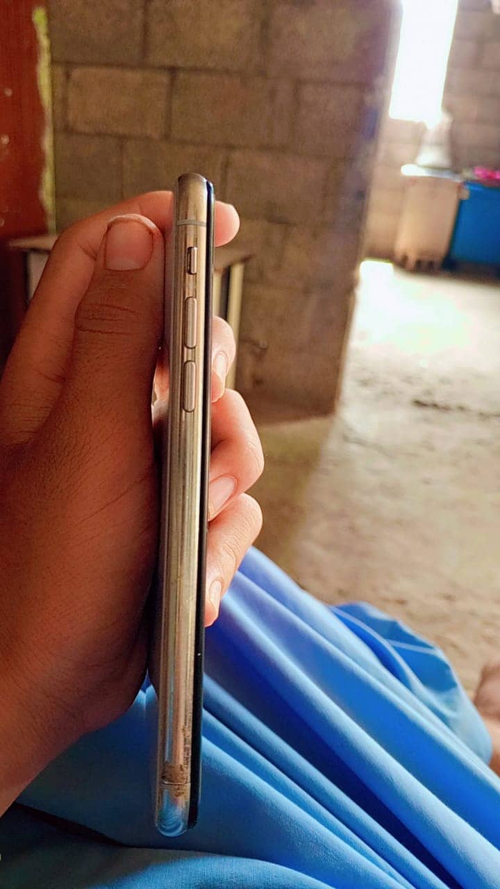 Apple iPhone X 4