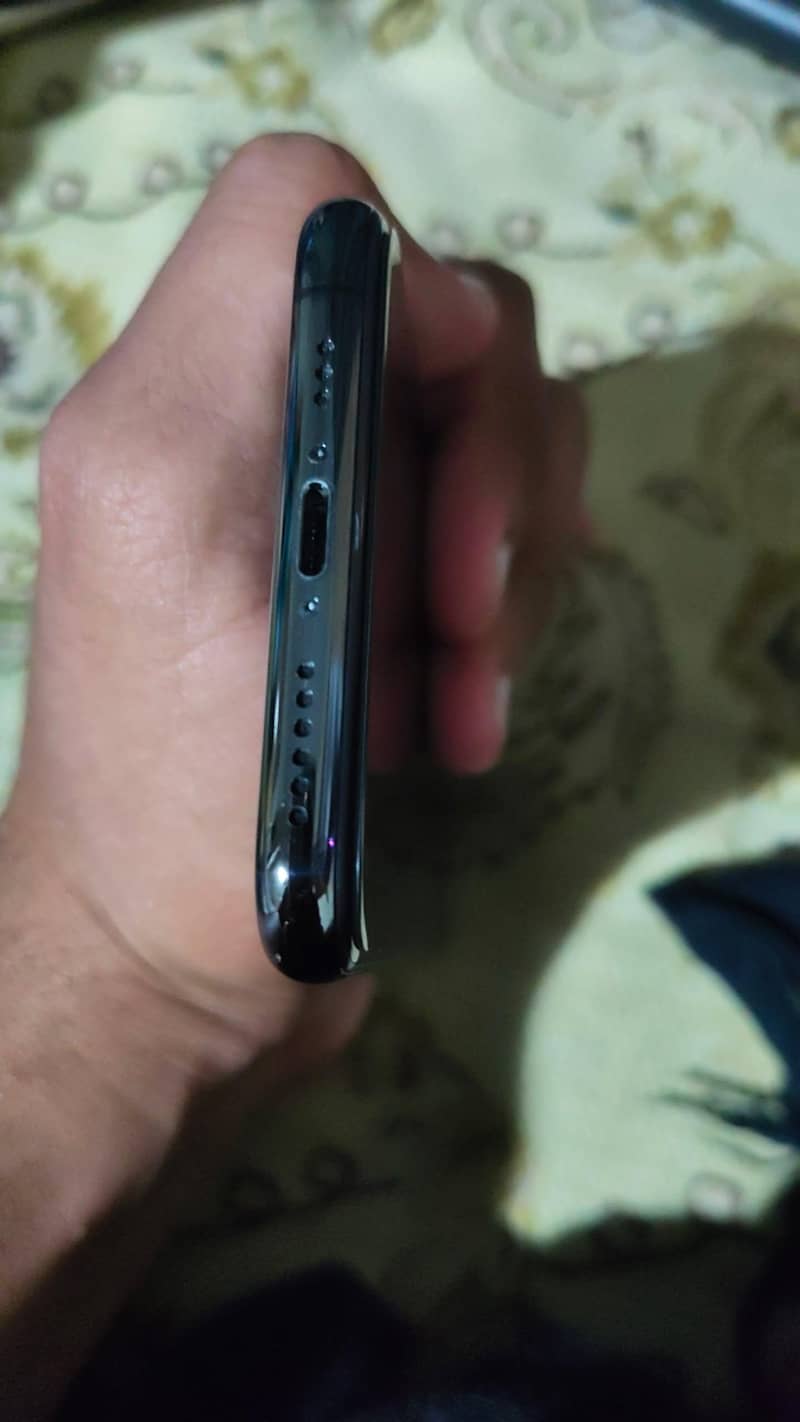 Apple iPhone XS 4