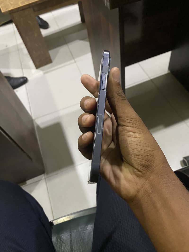 iPhone 12 4