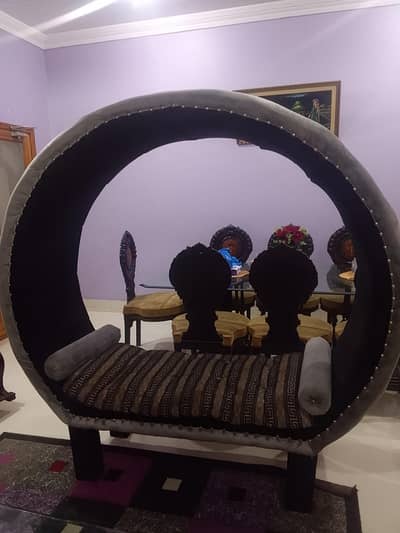 round shape sofa couch with 2 pilos condition 10/10