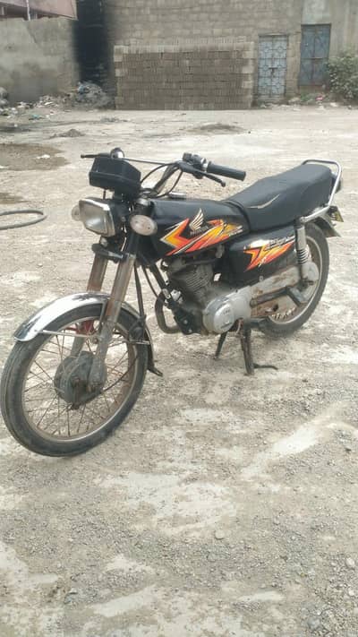 Honda 125 black color engine seald