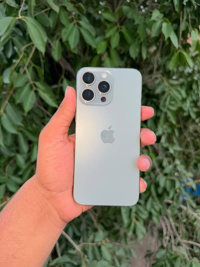 Apple iPhone 15 Pro Max 4