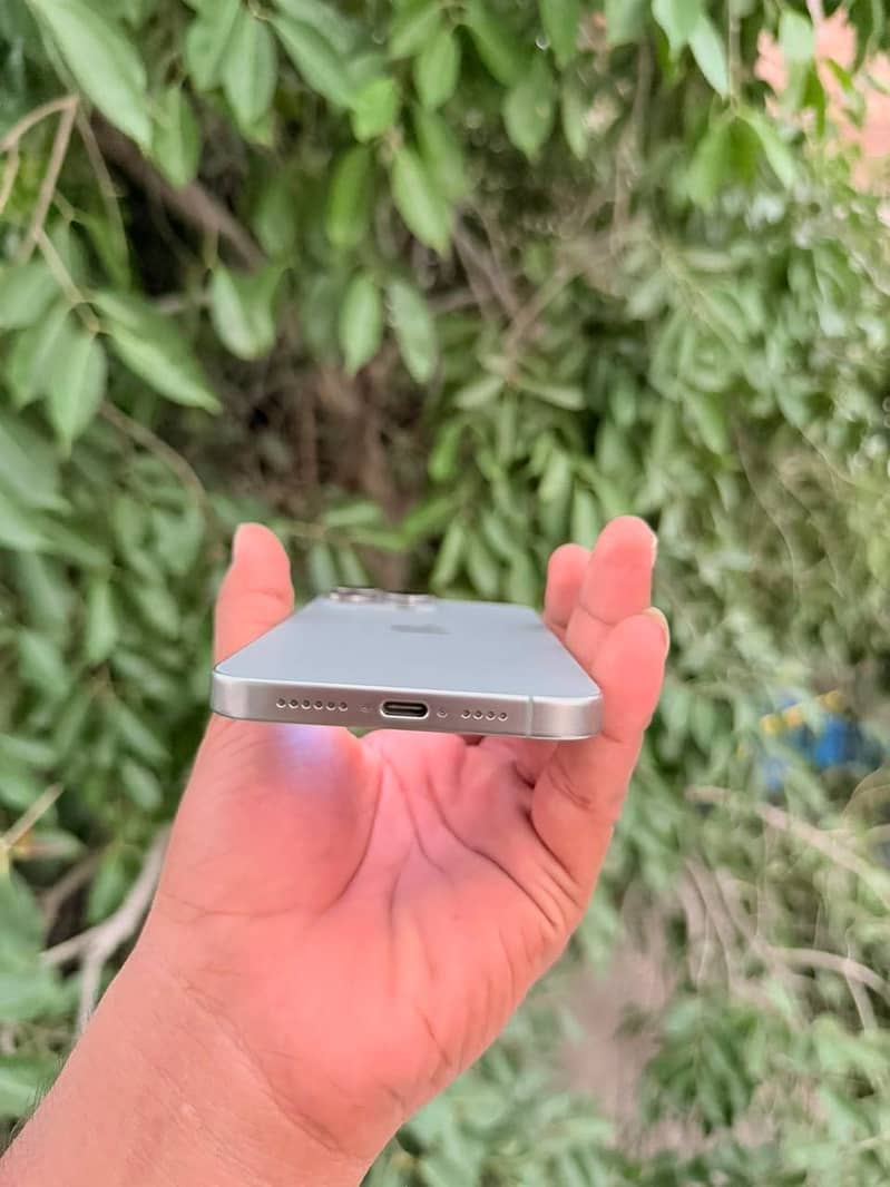 Apple iPhone 15 Pro Max 12