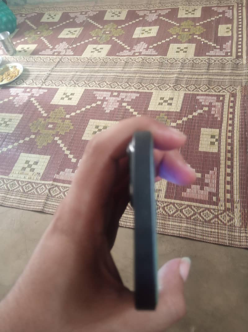 Apple iPhone 13 4