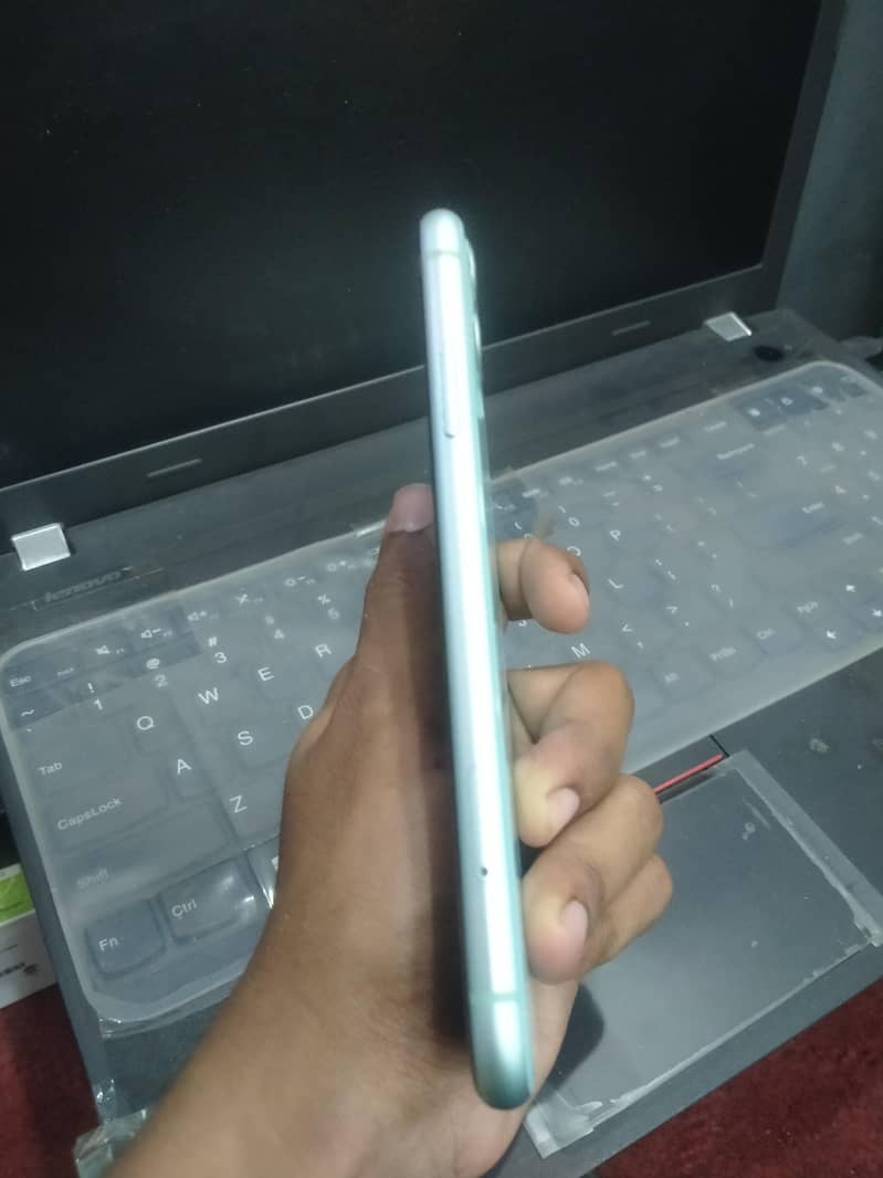 Apple iPhone 11 4