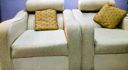 5 Seater Sofa Set – 9.5/10 Condition – Rs. 15,000 Negotiable