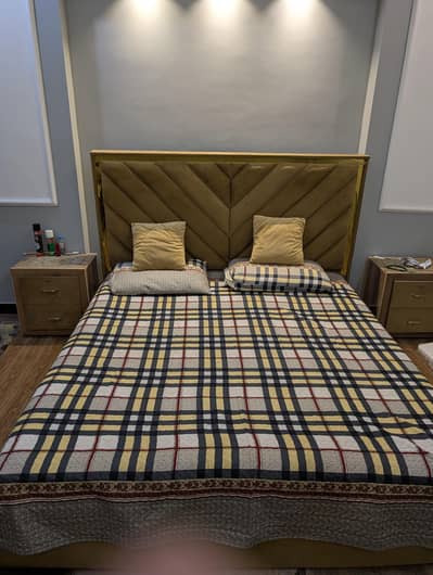 king bed with 2 side table & Mirror full set da