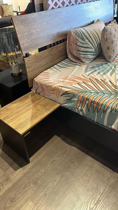 Bed with 2 side tables
