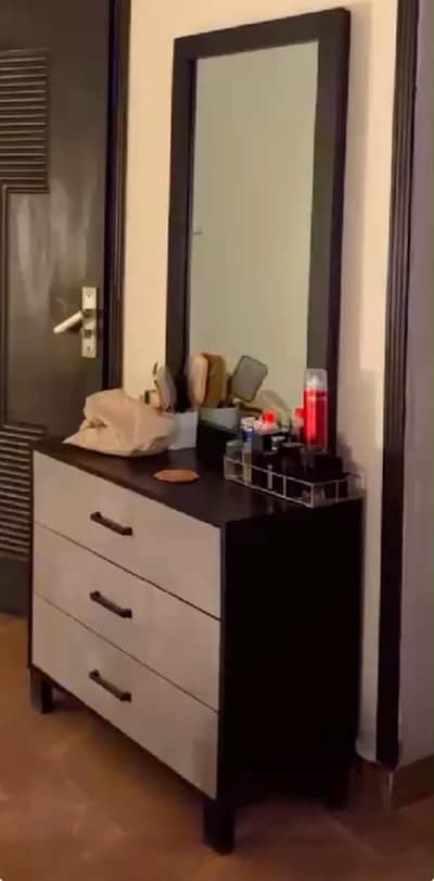 Bed 2 side tables 1 dresser
