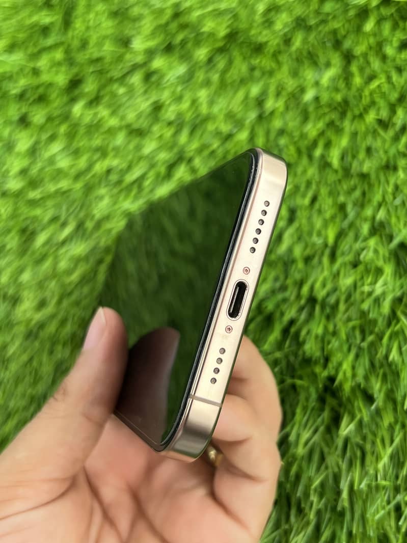 Apple iPhone 16 Pro Max 4