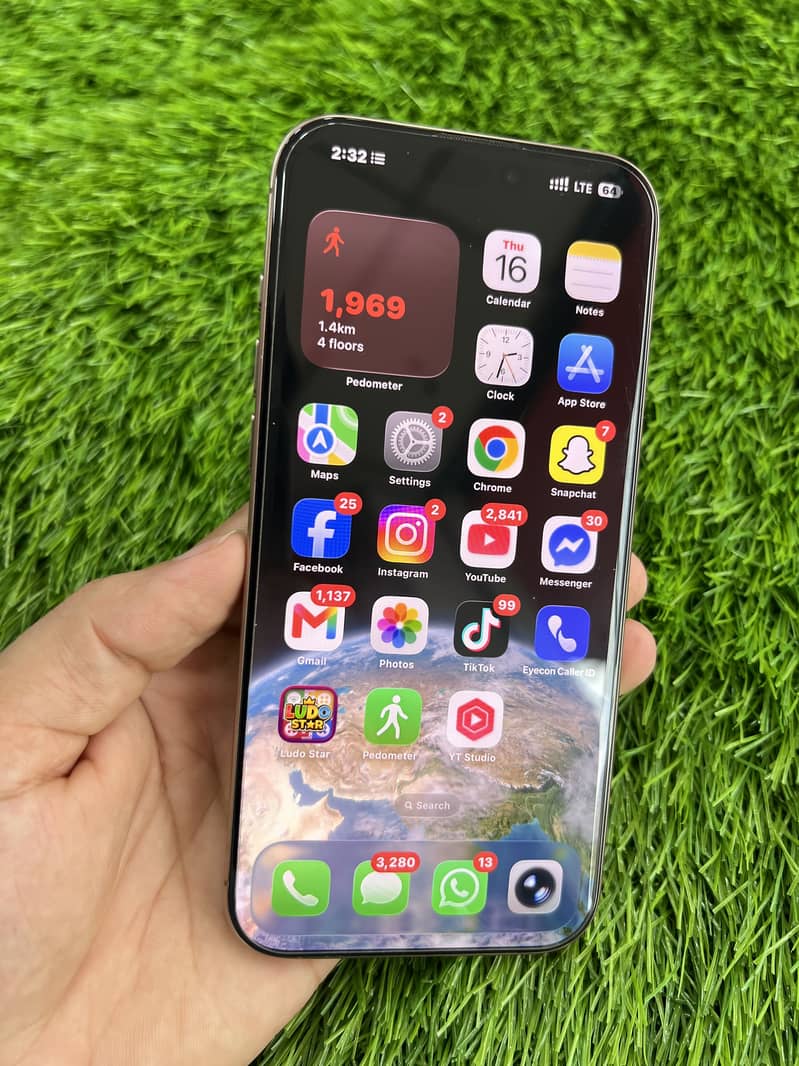 Apple iPhone 16 Pro Max 12