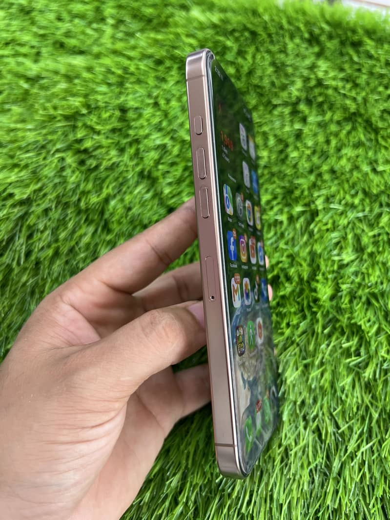 Apple iPhone 16 Pro Max 13