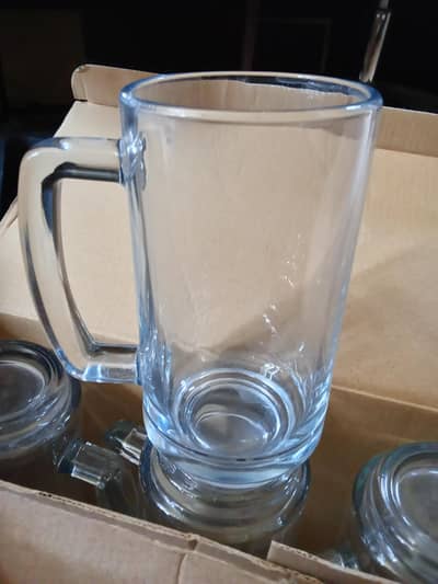 sheshay ka glas Hein achi condition mein 9/10.