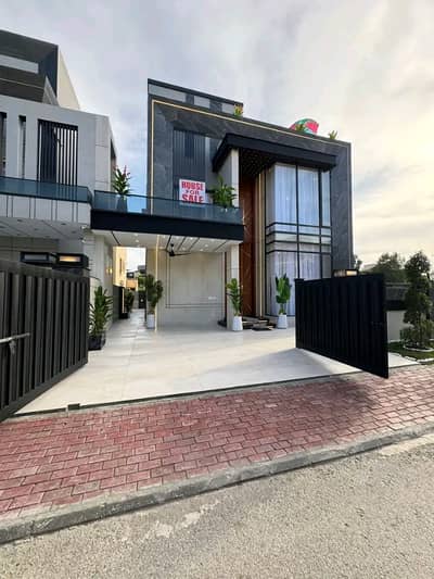 10 Marla Luxury House is Available for Rent in Bahria Town Lahore