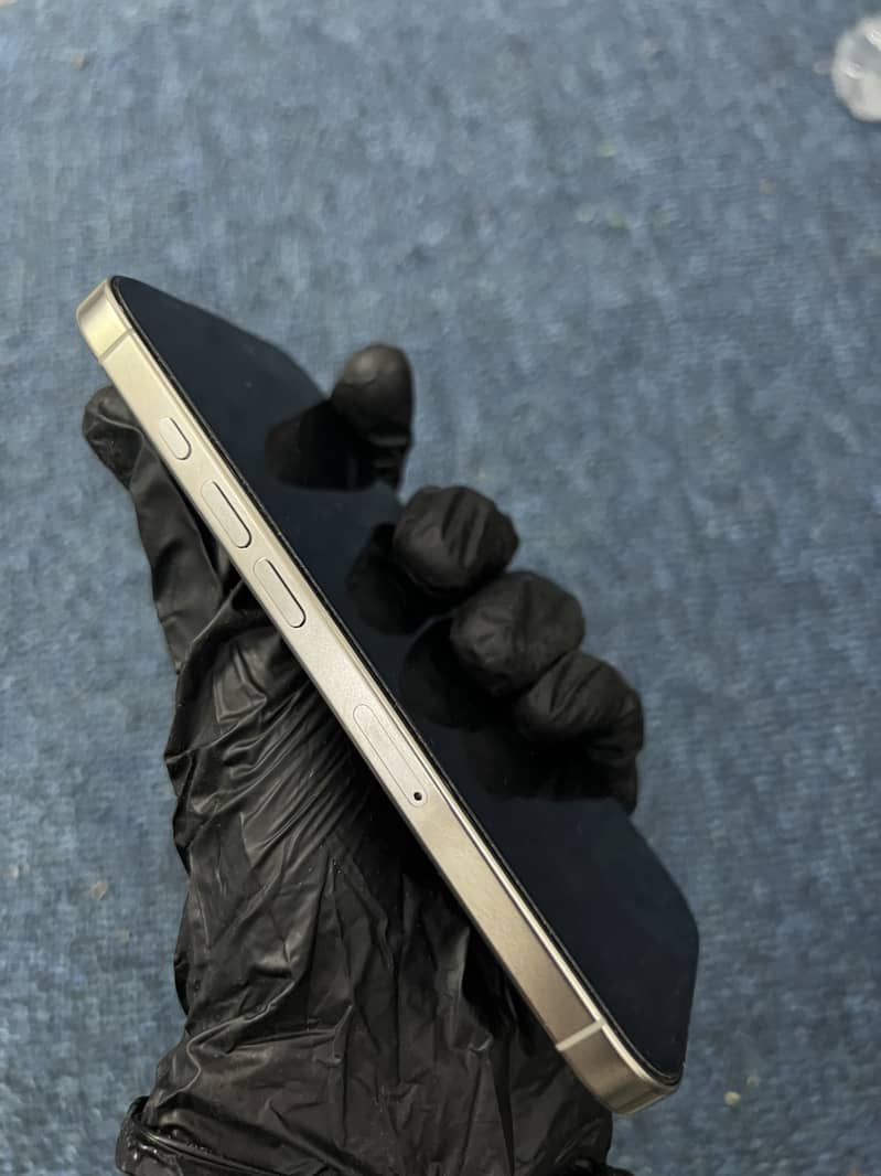 Apple iPhone 16 Pro 11