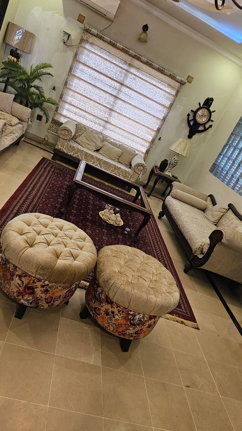Sofa’s and table 0