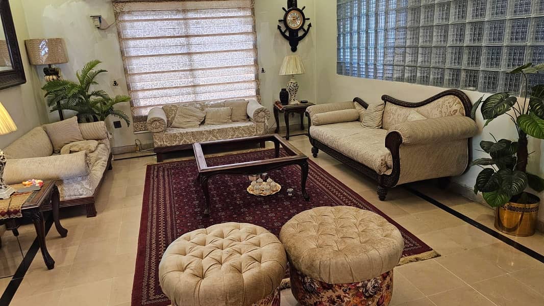 Sofa’s and table 1