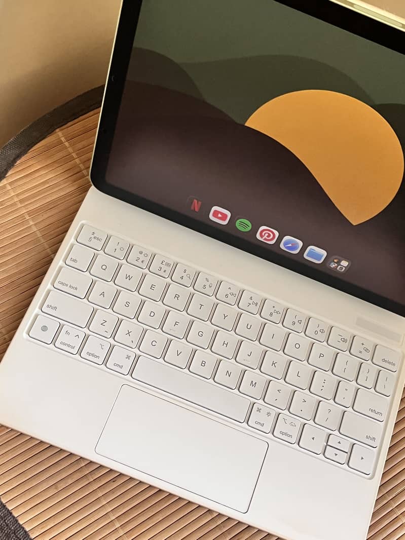 Ipad magic keyboard. 1
