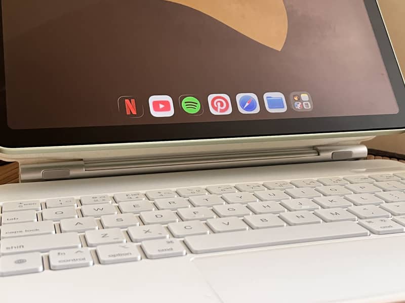 Ipad magic keyboard. 4