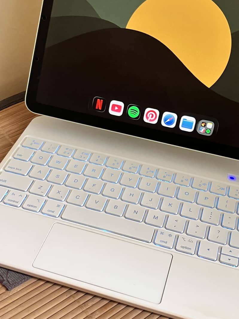 Ipad magic keyboard. 5