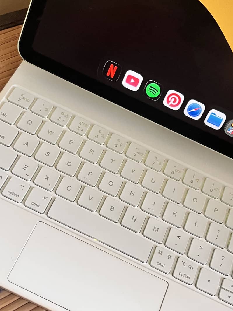 Ipad magic keyboard. 6
