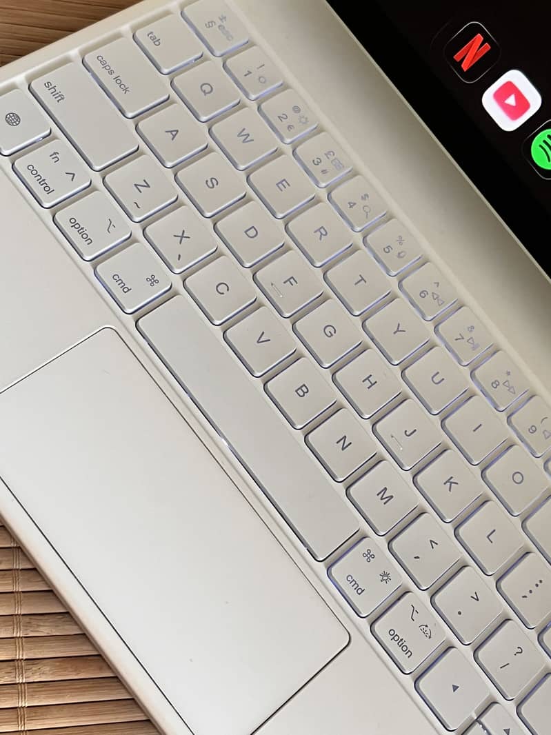 Ipad magic keyboard. 7