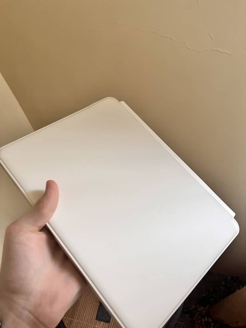 Ipad magic keyboard. 9