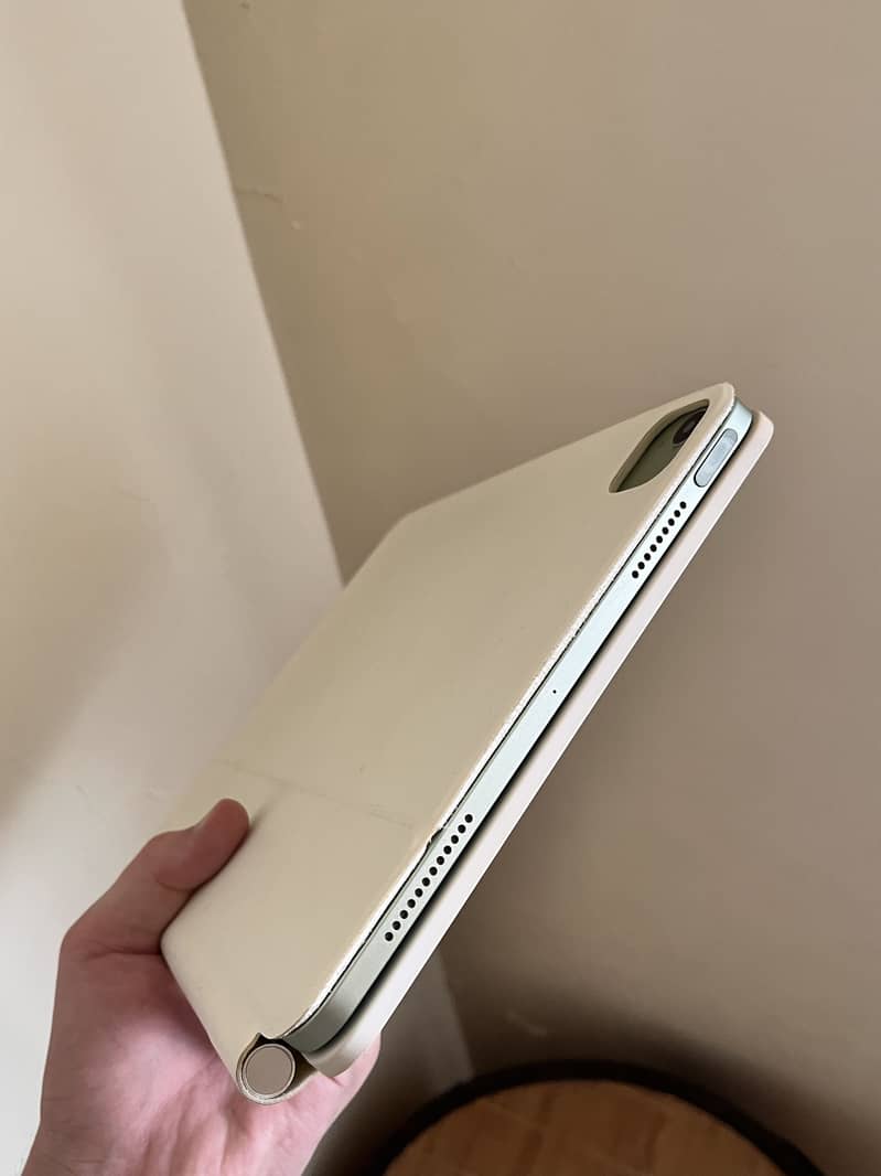 Ipad magic keyboard. 12
