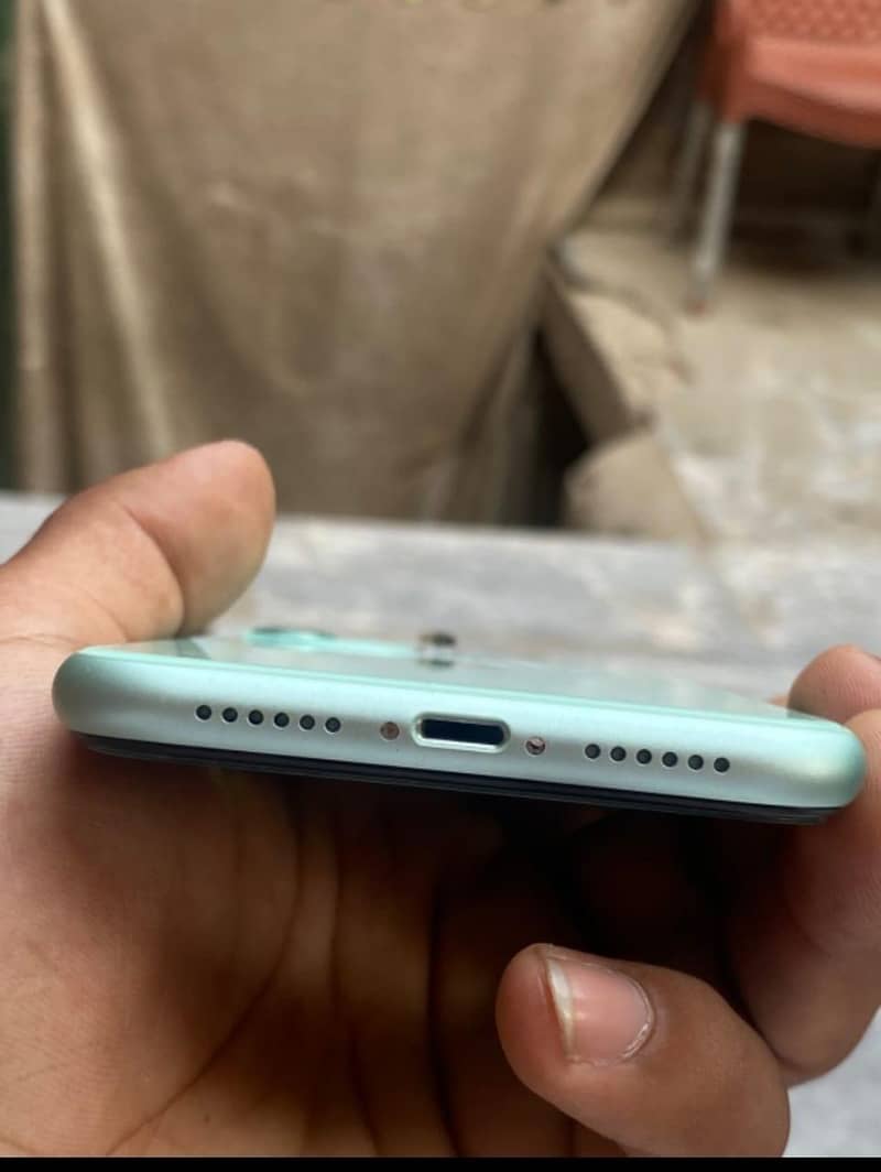 Apple iPhone 11 4