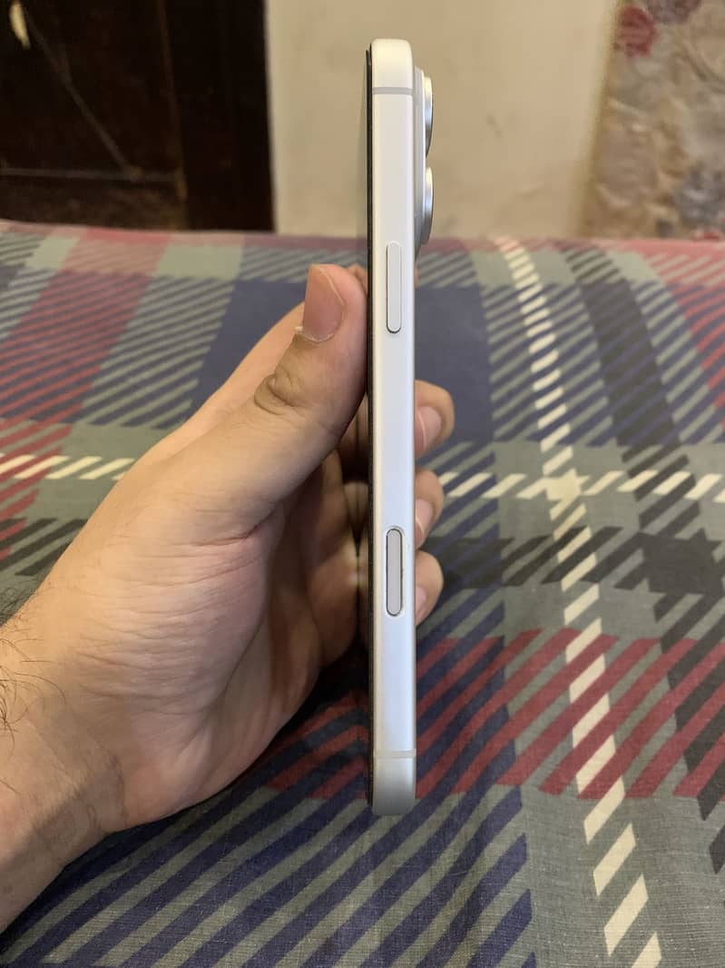 Apple iPhone 17 Pro Max 4