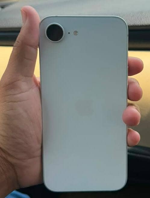 Apple iPhone 16e 1