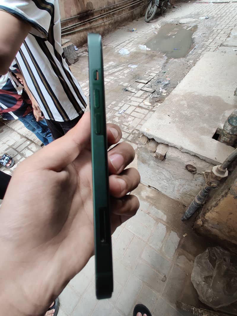 Apple iPhone 13 4