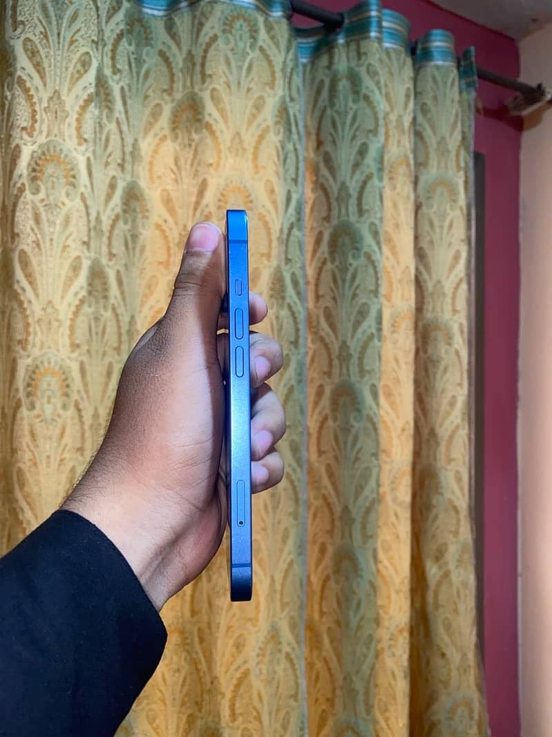 Apple iPhone 13 2