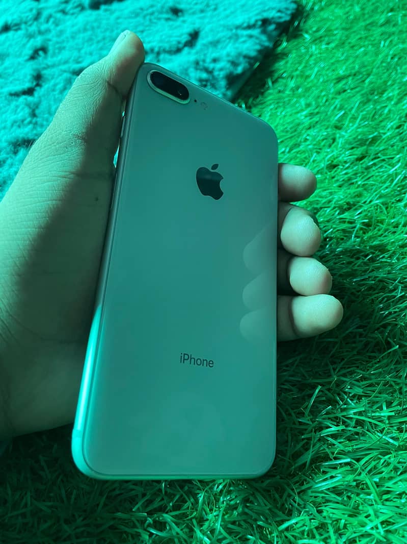 Apple iPhone 8 Plus 1