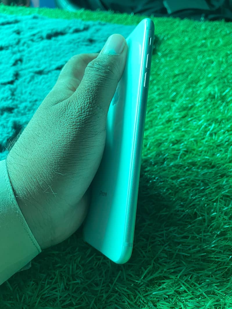 Apple iPhone 8 Plus 3
