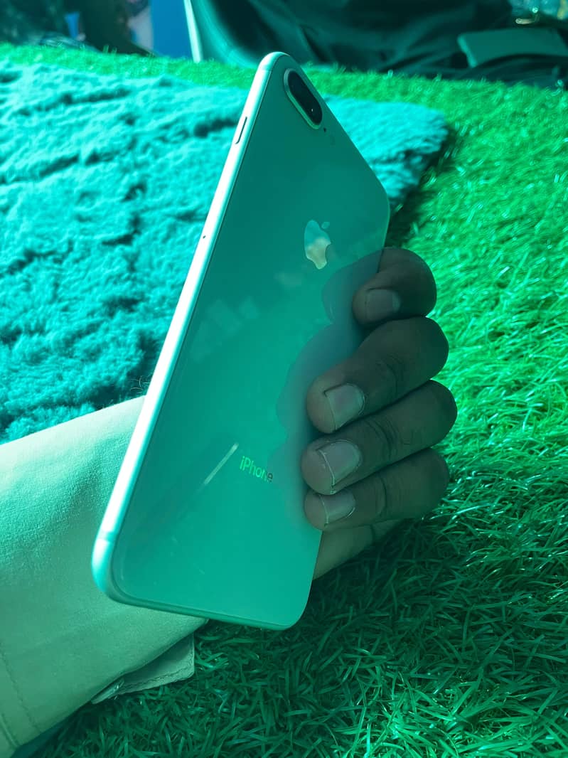 Apple iPhone 8 Plus 4