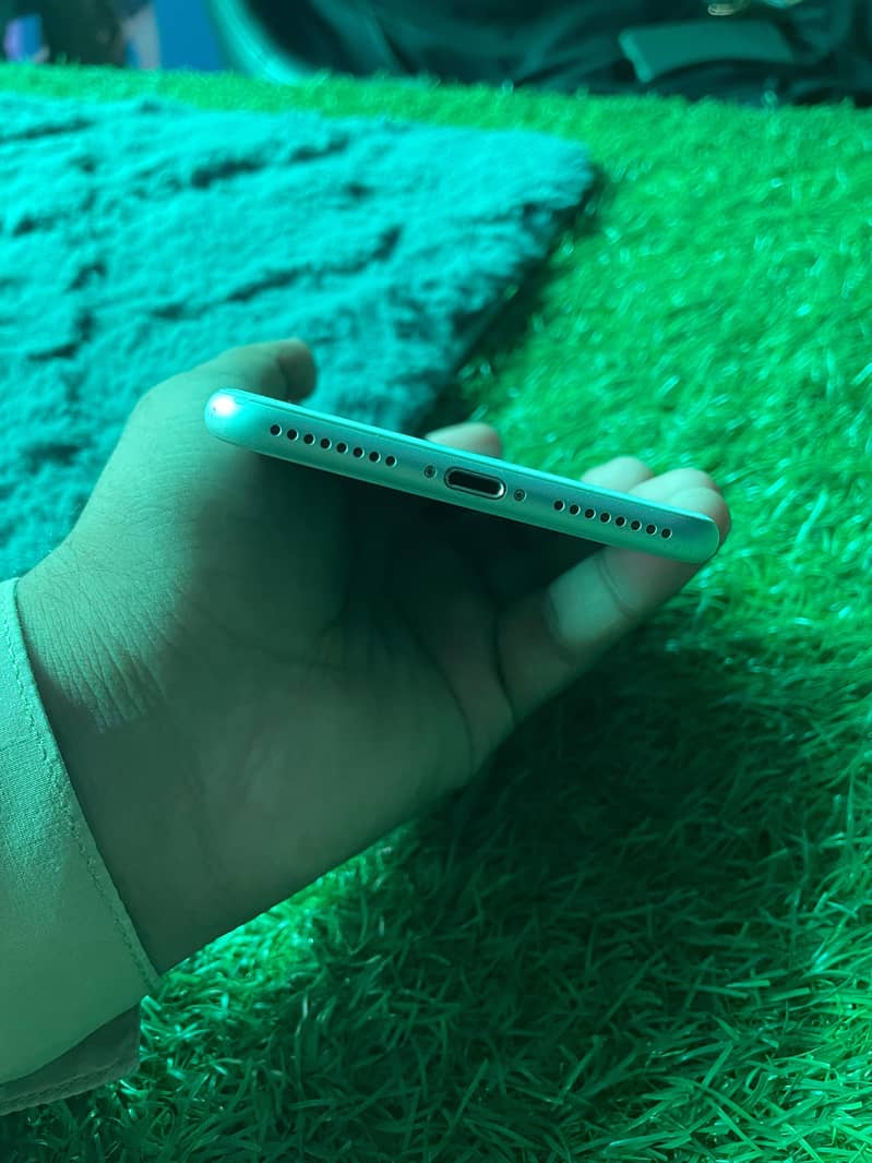 Apple iPhone 8 Plus 5