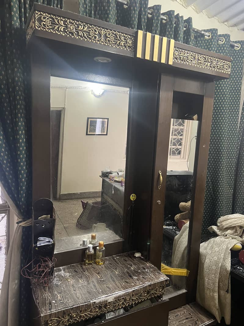 Dressing table good condition 1