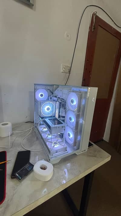 Premium White Lian Li Gaming PC - Ryzen 7 7700 / RTX 5070 Aero