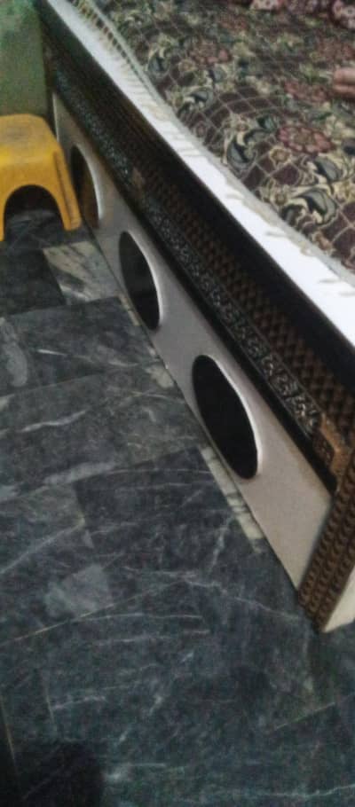 used bed set in gud condition white and black touch