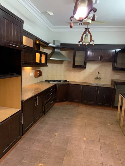 PREMIUM URBAN RESIDENCE: FULL FLOOR 2000 SQ FT 3-BEDROOM WEST-OPEN APARTMENT FOR RENT IN DHA, KARACHI