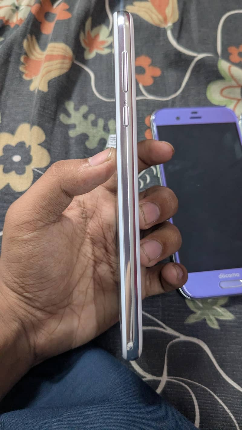 Sharp Aquos R1 4