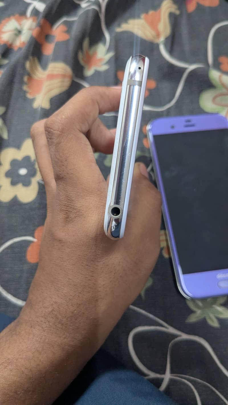Sharp Aquos R1 7
