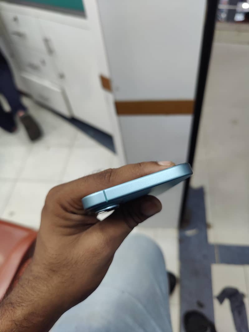 Apple iPhone 16 teal 1
