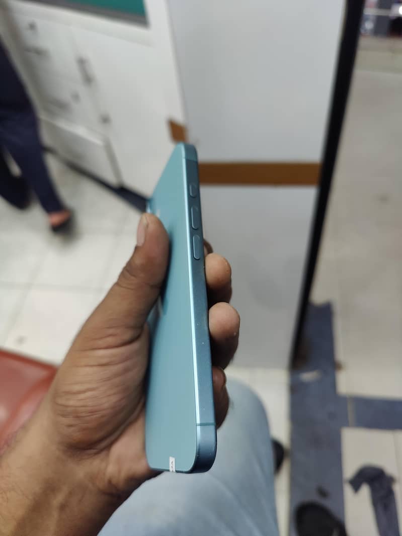 Apple iPhone 16 teal 2