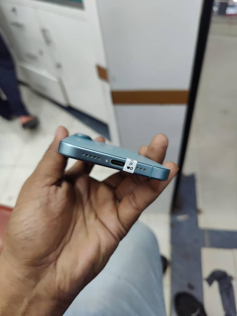 Apple iPhone 16 teal 3
