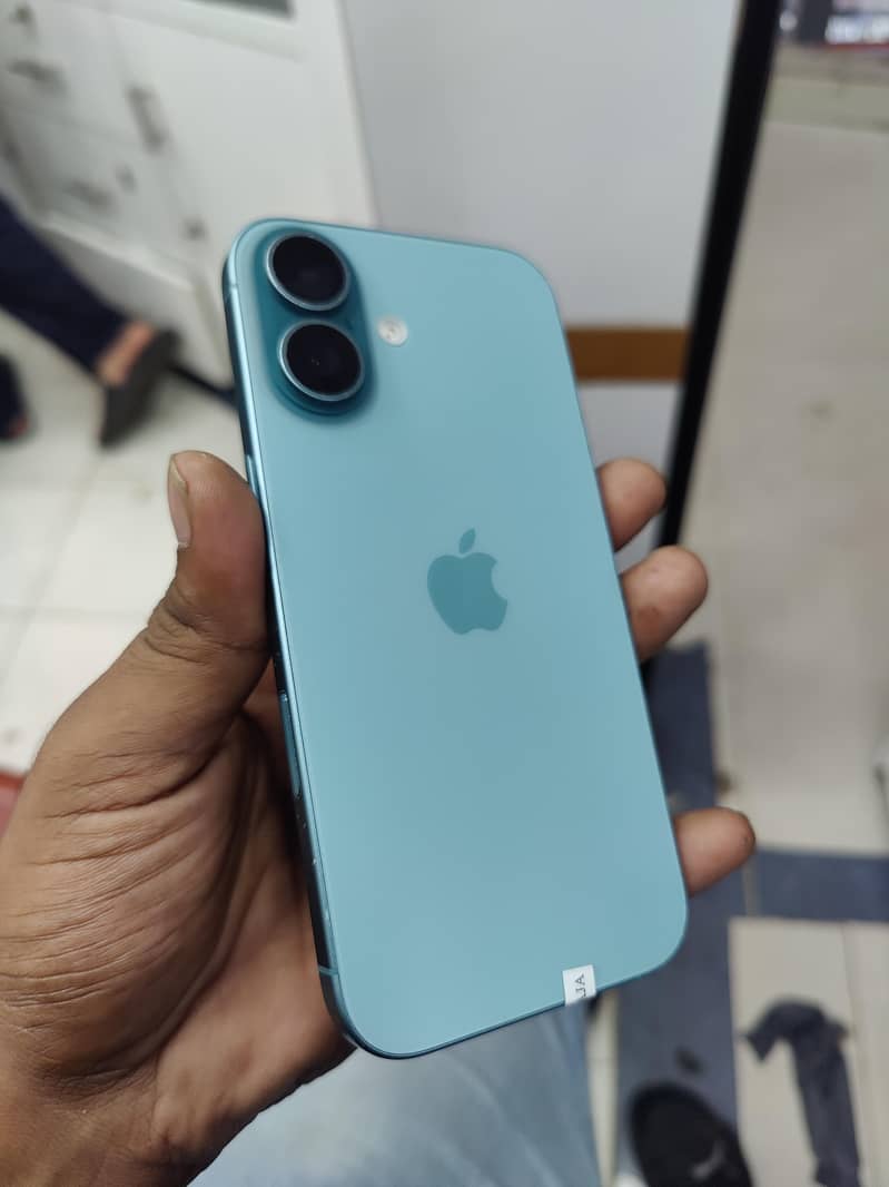 Apple iPhone 16 teal 4